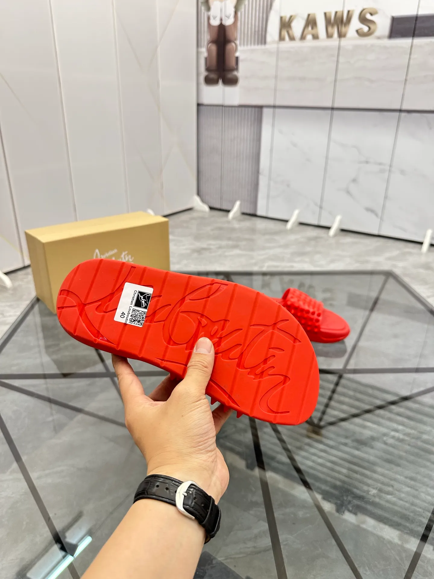 Men's shoes: 💰P300¥ Product trademark: CL red-soled shoes* "CL*" slippers Regular size: 38-44 (men's 45.46 can be customized) Product materials: imported cowhide upper, professional 5D craftsmanship, high-end rivets, sheepskin lining, original outsole. Number: 789